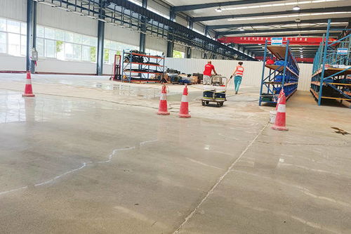 一個(gè)工廠地面硬化施工,做了半年你信嗎
